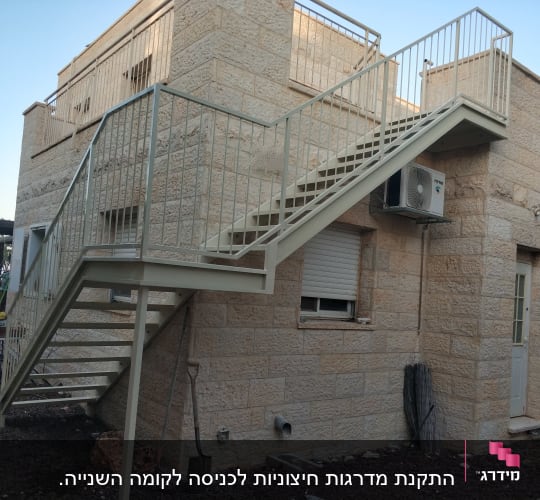מדרגות מתכת חיצוניות ומעקות ממתכת בבית פרטי